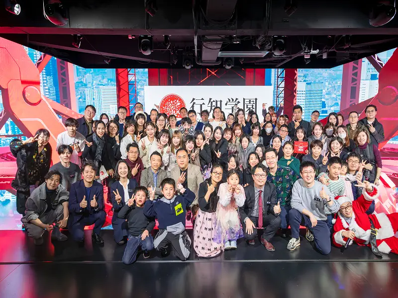 学生と職員の集合写真