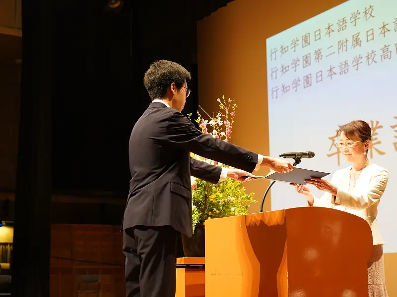 卒業式で卒業証書を授与する様子