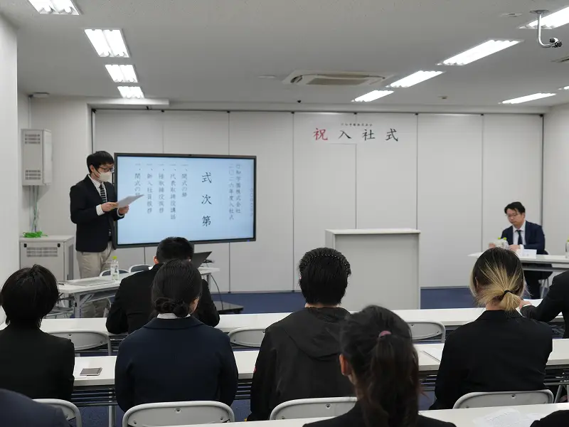 新入生に向けて説明を行う教員