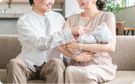 赤ちゃんを抱っこしている夫婦の写真