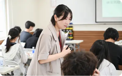 授業中の女性教師の写真