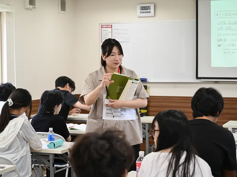 教室で授業を行う先生と生徒